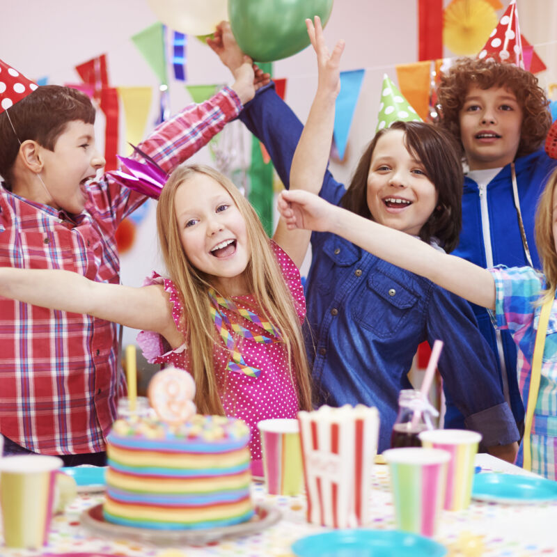 Geluk delen met vrienden op het feest